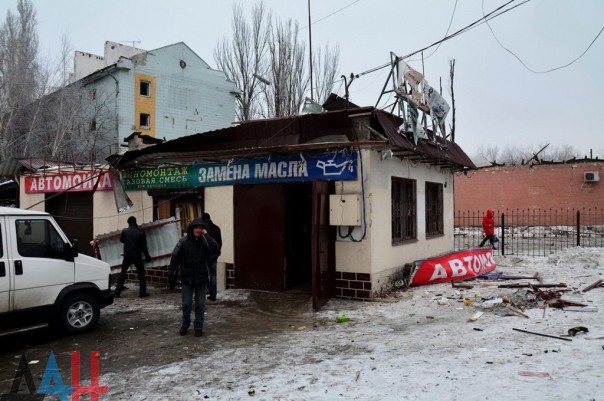 Последствия обстрела Киевского района, Калининского района, рынка в р-не ж/д вокзал Донецка, Горловки в ночь на 3 февраля (Много фото, видео) Последствия обстрела Киевского района, Калининского района, рынка в р-не ж/д вокзал Донецка, Горловки в ночь на 3 февраля (Много фото, видео)