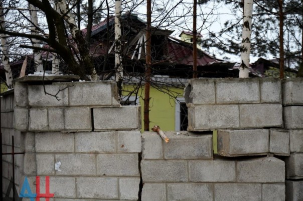 Последствия обстрела Киевского района, Калининского района, рынка в р-не ж/д вокзал Донецка, Горловки в ночь на 3 февраля (Много фото, видео) Последствия обстрела Киевского района, Калининского района, рынка в р-не ж/д вокзал Донецка, Горловки в ночь на 3 февраля (Много фото, видео)
