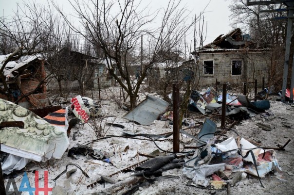 Последствия обстрела Киевского района, Калининского района, рынка в р-не ж/д вокзал Донецка, Горловки в ночь на 3 февраля (Много фото, видео) Последствия обстрела Киевского района, Калининского района, рынка в р-не ж/д вокзал Донецка, Горловки в ночь на 3 февраля (Много фото, видео)