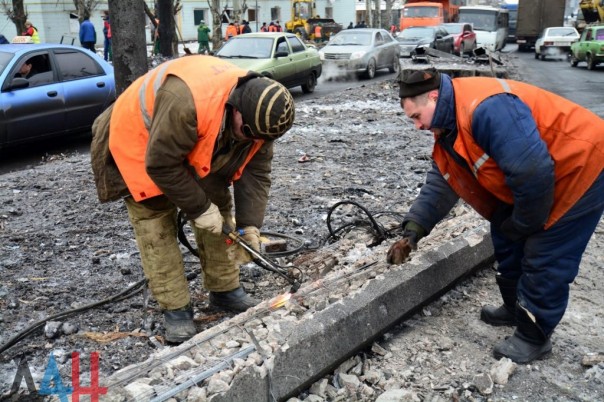 Последствия обстрела Киевского района, Калининского района, рынка в р-не ж/д вокзал Донецка, Горловки в ночь на 3 февраля (Много фото, видео) Последствия обстрела Киевского района, Калининского района, рынка в р-не ж/д вокзал Донецка, Горловки в ночь на 3 февраля (Много фото, видео)