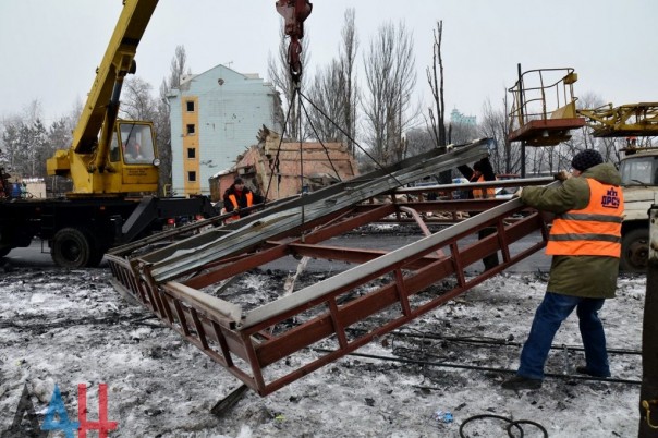 Последствия обстрела Киевского района, Калининского района, рынка в р-не ж/д вокзал Донецка, Горловки в ночь на 3 февраля (Много фото, видео) Последствия обстрела Киевского района, Калининского района, рынка в р-не ж/д вокзал Донецка, Горловки в ночь на 3 февраля (Много фото, видео)