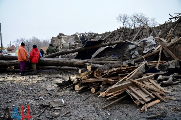 Последствия обстрела Киевского района, Калининского района, рынка в р-не ж/д вокзал Донецка, Горловки в ночь на 3 февраля (Много фото, видео) Последствия обстрела Киевского района, Калининского района, рынка в р-не ж/д вокзал Донецка, Горловки в ночь на 3 февраля (Много фото, видео)