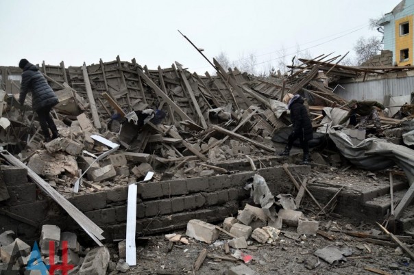 Последствия обстрела Киевского района, Калининского района, рынка в р-не ж/д вокзал Донецка, Горловки в ночь на 3 февраля (Много фото, видео) Последствия обстрела Киевского района, Калининского района, рынка в р-не ж/д вокзал Донецка, Горловки в ночь на 3 февраля (Много фото, видео)