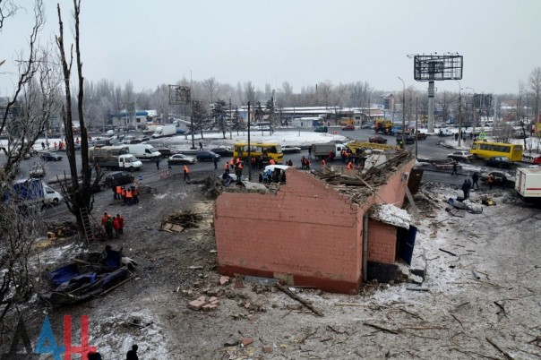 Последствия обстрела Киевского района, Калининского района, рынка в р-не ж/д вокзал Донецка, Горловки в ночь на 3 февраля (Много фото, видео) Последствия обстрела Киевского района, Калининского района, рынка в р-не ж/д вокзал Донецка, Горловки в ночь на 3 февраля (Много фото, видео)
