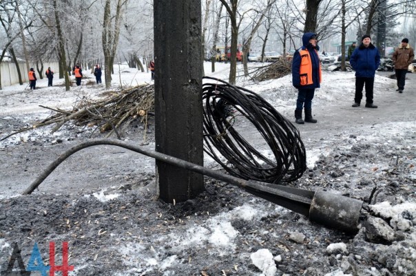 Последствия обстрела Киевского района, Калининского района, рынка в р-не ж/д вокзал Донецка, Горловки в ночь на 3 февраля (Много фото, видео) Последствия обстрела Киевского района, Калининского района, рынка в р-не ж/д вокзал Донецка, Горловки в ночь на 3 февраля (Много фото, видео)