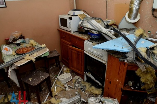 Последствия обстрела Киевского района, Калининского района, рынка в р-не ж/д вокзал Донецка, Горловки в ночь на 3 февраля (Много фото, видео) Последствия обстрела Киевского района, Калининского района, рынка в р-не ж/д вокзал Донецка, Горловки в ночь на 3 февраля (Много фото, видео)