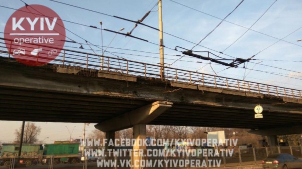 В Киеве "устал" еще один мост. Эстафету падений от Шулявского моста подхватил путепровод на метро Нивки В Киеве "устал" еще один мост. Эстафету падений от Шулявского моста подхватил путепровод на метро Нивки