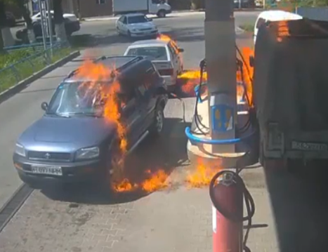 Почти блондин... Курильщик устроил страшный пожар на заправке