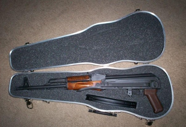 Пожилая женщина в центре Москвы оставила футляр для музыкальных инструментов с автоматом Калашникова