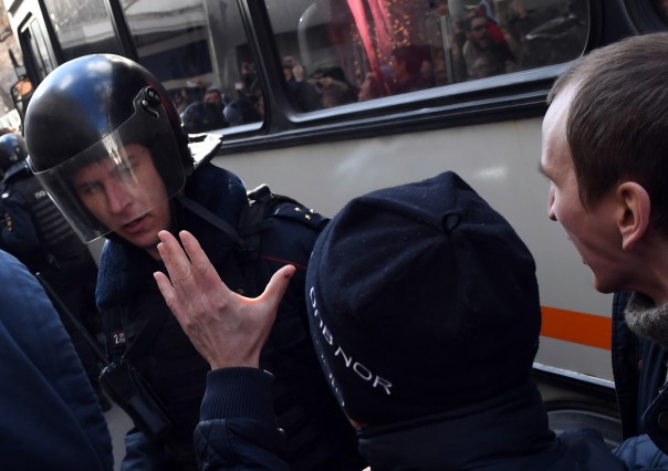 Предъявлено обвинение четырём участникам митинга 26 марта, избившим полицейских