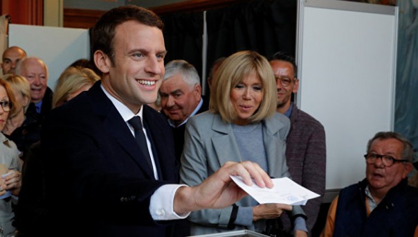 Макрон в первом туре выборов набрал 23,75%, Ле Пен - 21,53%