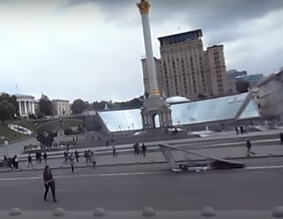 Плохой знак: На Майдане рухнули плакаты с портретами «героев АТО»