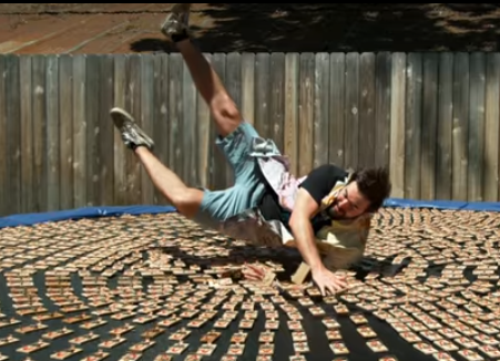 Не пытайтесь это повторить (трезвыми в пятницу)! Экстремал прыгнул на батут с тысячей мышеловок