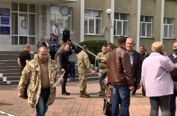 На Львовщине земляки встали на защиту Тараса Гапьяка, добровольно сдавшегося в плен НМ ЛНР На Львовщине земляки встали на защиту Тараса Гапьяка, добровольно сдавшегося в плен НМ ЛНР
