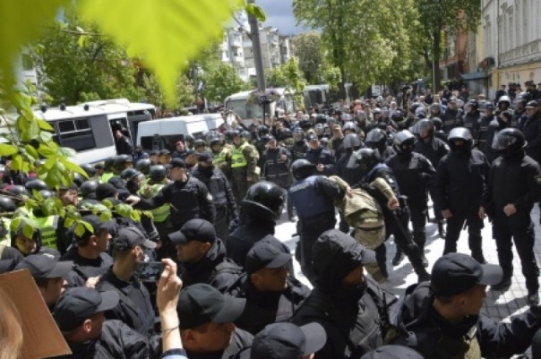 «Жри, Бандера!» Полиция угостила участника «Смертного полка» собственной кепкой «Жри, Бандера!» Полиция угостила участника «Смертного полка» собственной кепкой