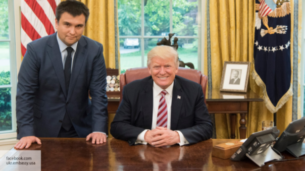 Холопу при хозяине сидеть не положено Холопу при хозяине сидеть не положено