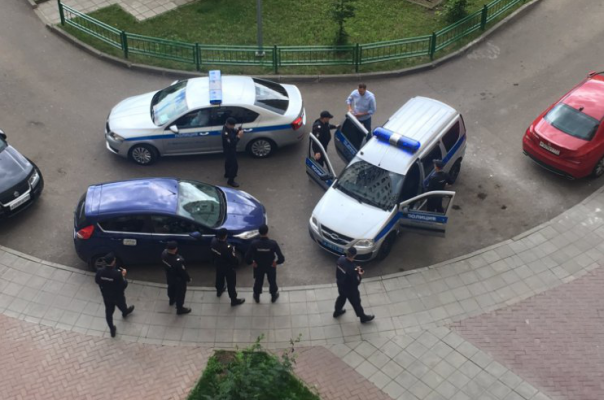 Навального задержали в подъезде его дома