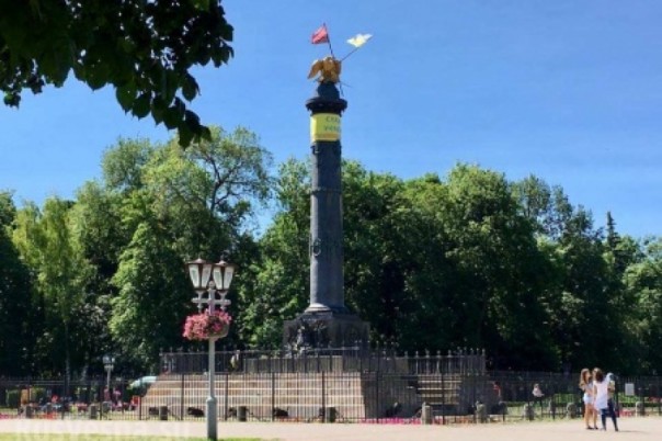 В Полтаве вновь изуродовали Монумент русской славы В Полтаве вновь изуродовали Монумент русской славы