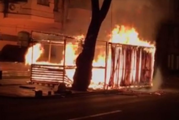 В Днепре сожгли пиццерию ветеранов "АТО" В Днепре сожгли пиццерию ветеранов "АТО"