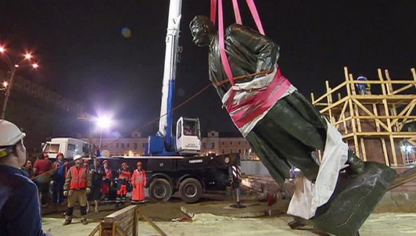 Памятник Горькому вернулся на площадь Тверская Застава