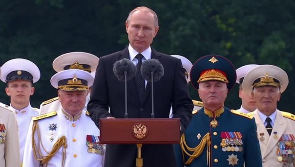 Путин поздравил российских военных моряков: История России неразрывно связана с победами отважного флота