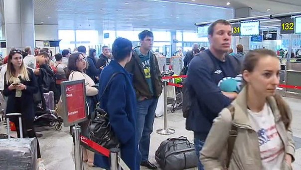 Тысячи пассажиров "ВИМ-Авиа" не могут вернуться в Россию