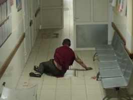 Врачи смоленской больницы 20 минут смотрели, как умирает пациент — видео