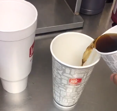 Фокус с кофе взрывает мозг пользователям в сети