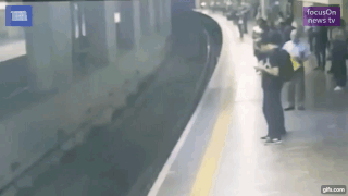 Момент, когда психопат столкнул пассажирку метро под поезд, попал на видео