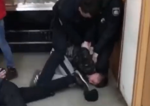 В киевском магазине "Ашан", группа разъяренных подростков крушила витрины, подралась с охраной и полицией прибывшей на вызов