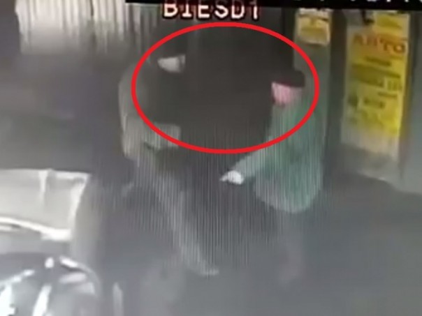 «Подвиг украинского разведчика»: камера сняла, как военный безжалостно избивает 79-летнего старика и женщину в Киеве