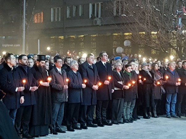 Вучич и тысячи сербов почтили память жертв бомбардировок НАТО