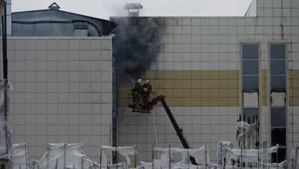 В кемеровском ТЦ вновь вспыхнул пожар | Число погибших при пожаре в ТЦ в Кемерове увеличилось до 64
