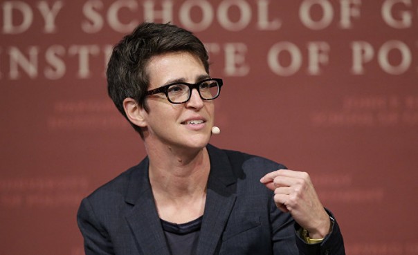 Взбешенная Рейчел Мэддоу всю передачу тыкала пальцем в портрет Путина