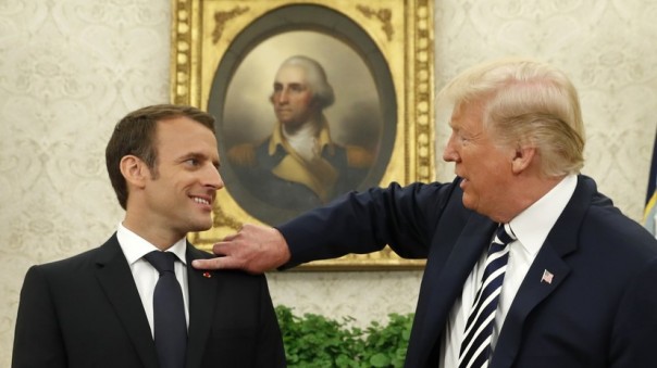 Трамп указал на перхоть на плече Макрона и стряхнул её