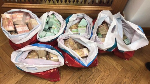 Деньги в сейфах, пакетах и коробках — фото обыска чиновника Ростехнадзора