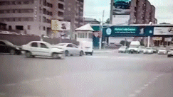 В Магнитогорске малыш выпал из машины на полном ходу и выжил — видео