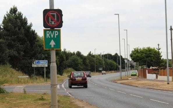 В Европе тестируют дорожные знаки, которые следят за водителями