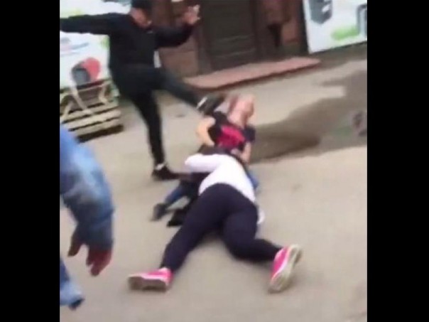 В Тверской области мужчина, разнимая драку, ногой отправил женщину в нокаут