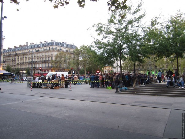 Завидуй, вата: благополучная Европа. (Очередь за бесплатной едой в центре Парижа)