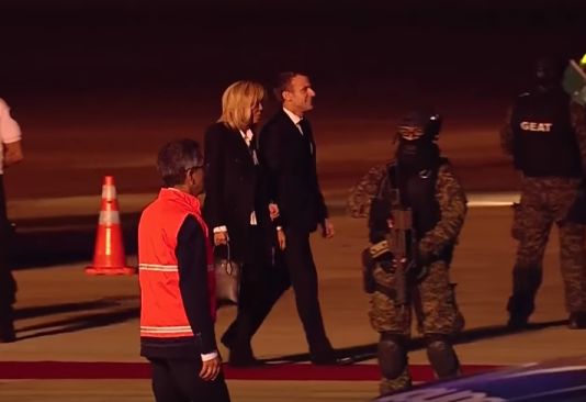 Ошибочка вышла. В Аргентине Макрона не встретили в аэропорту — видео
