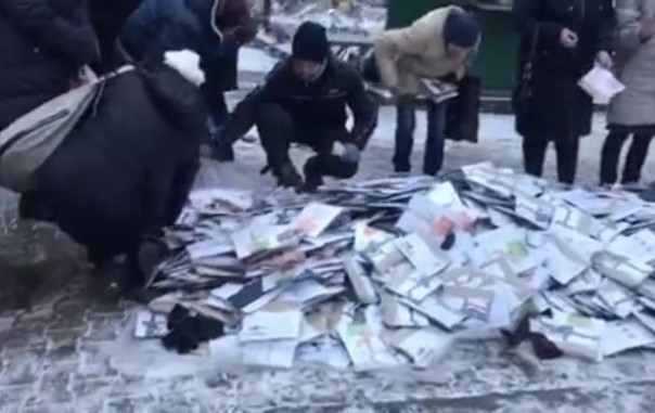 Видео "черная пятница по-черновицки" стало вирусным: колготки продают прямо с земли