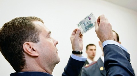 Медведев разъяснил, что означает дедолларизация