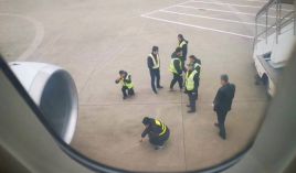 Китайцы бросили "монетки на удачу" в двигатель и надолго застряли в аэропорту