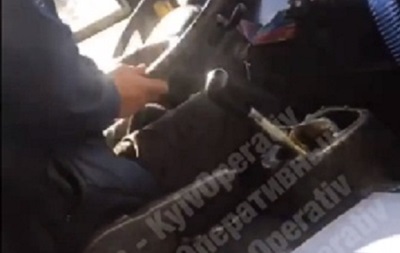 Киевские гиперлупы они такие... Водители на ходу "ремонтируют" маршрутки