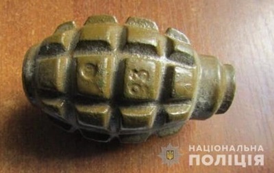 Под Киевом мужчина угрожал жене гранатой во время ссоры