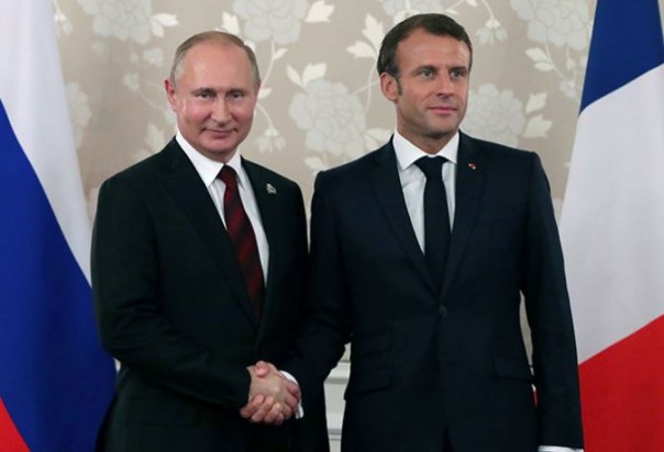 На Украине обиделись на Макрона после поста на русском языке о встрече с Путиным