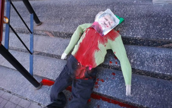 «Окровавленного» Коломойского подбросили под синагогу в Киеве