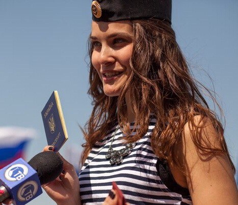 Ответ крымских красавиц: "Я дочь офицера!" Ответ крымских красавиц: "Я дочь офицера!"