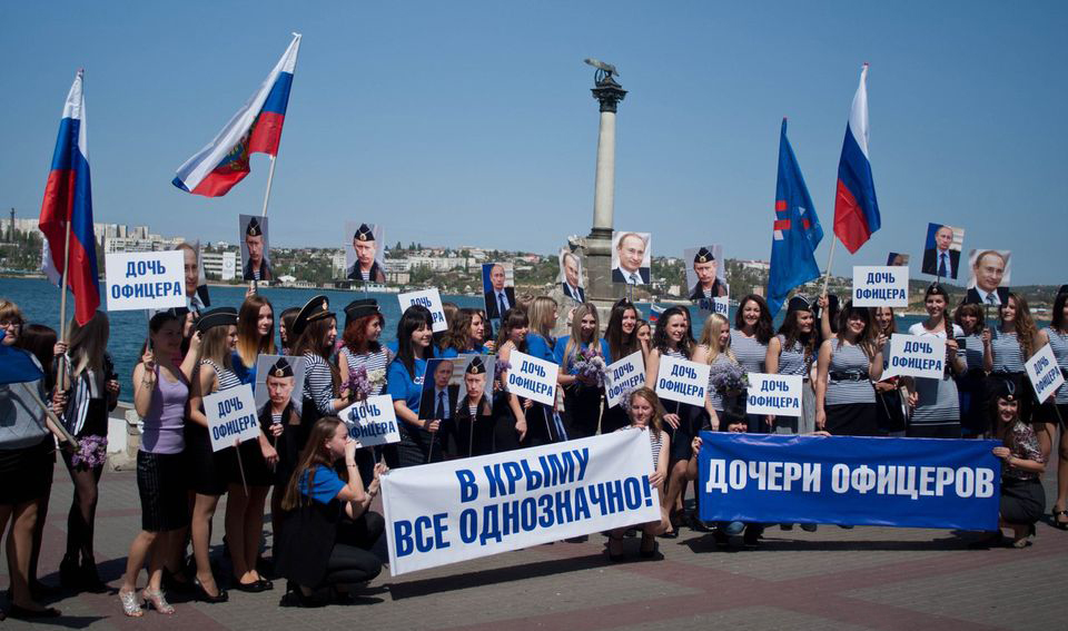 Ответ крымских красавиц: "Я дочь офицера!" Ответ крымских красавиц: "Я дочь офицера!"